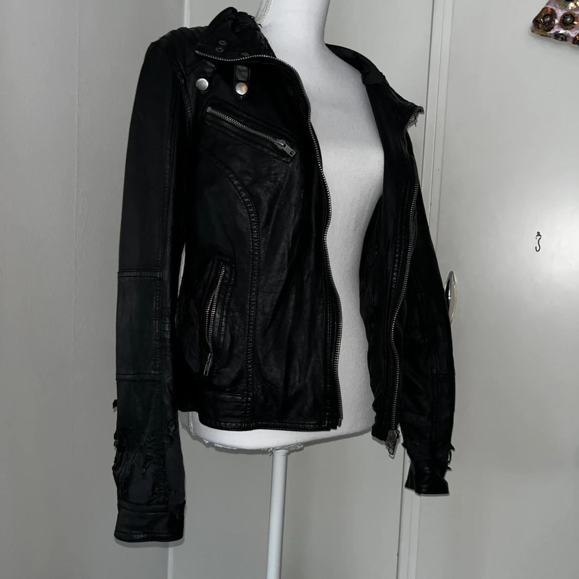 Sliten skinnjacka - 90