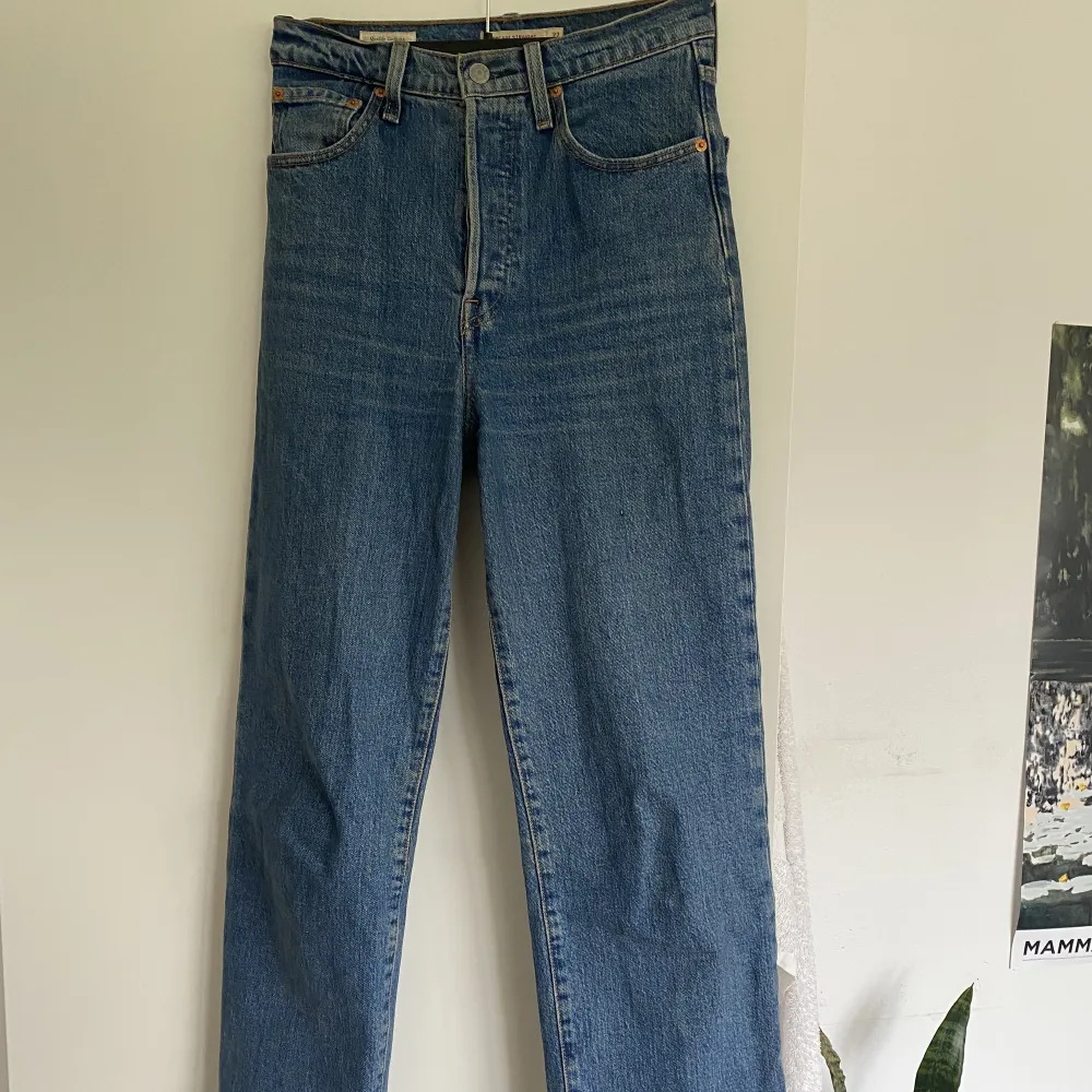 Jeans från Levis i modellen ribcage straight. Sitter jättesnyggt på och är väldigt bekväma. Säljer pga att dom tyvärr blivit för små.  Frakt ingår ej.. Jeans & Byxor.