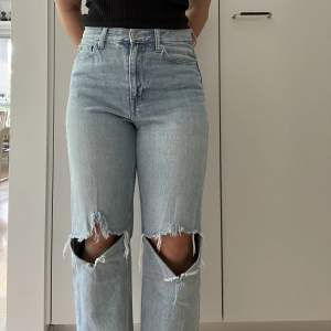 Jeans i perfekt längd för dig som är ca 160 cm! Egenklippta hål på båda knäna med naturligt ”slit”