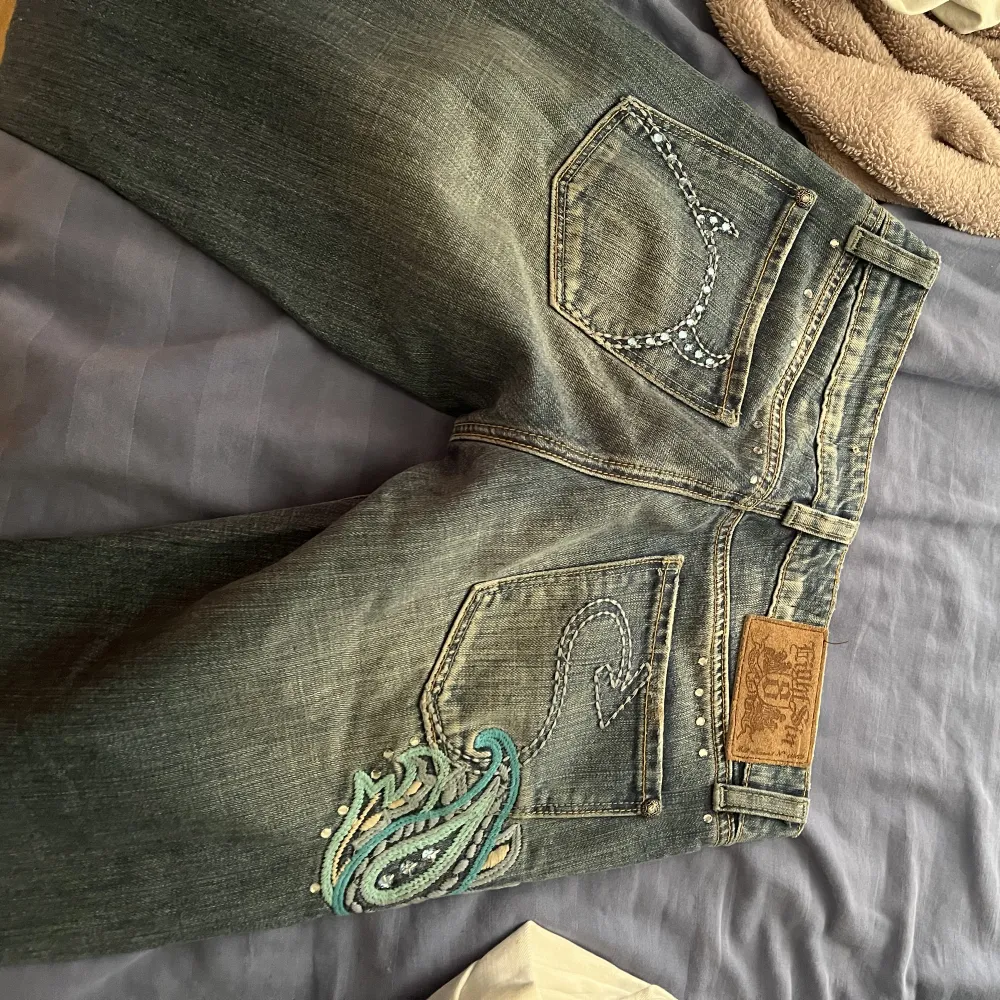 Säljer dessa jätte snygga jeans som jag köpte i Italien de är lågmidjade o bootcut💗 midjemåttet är 70 cm o innerbennslängden är 81, det har ramlat av några stenar/paljetter från jeansen💗. Jeans & Byxor.