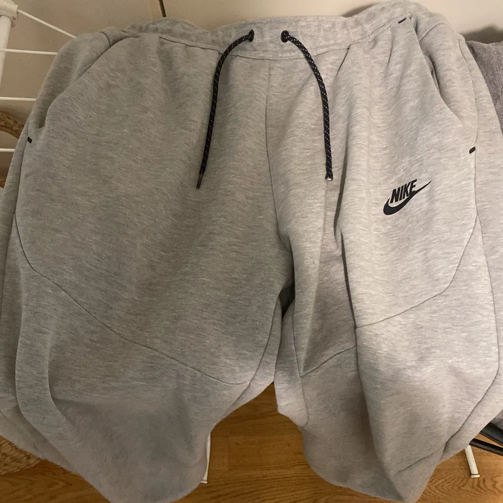 Nike tech byxor i bra skick helgråa storlek M. Jeans & Byxor.