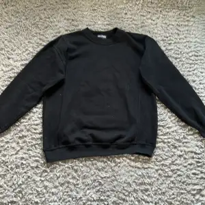 En svart sweatshirt från Graphix, bombardier💞 