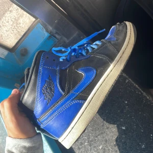 Air Jordan 1 Hyper Royal - Säljer mina gamla Jordans. Originalpris: 3000kr De är för små och lite skitiga KAN BYTA!