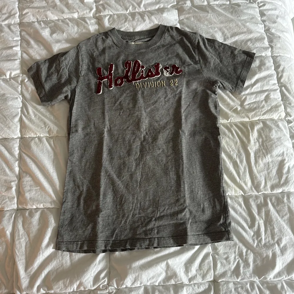 Resning av garderob. Hollister t-shirt i ny skick. Kom med pris vid intresse. . T-shirts.