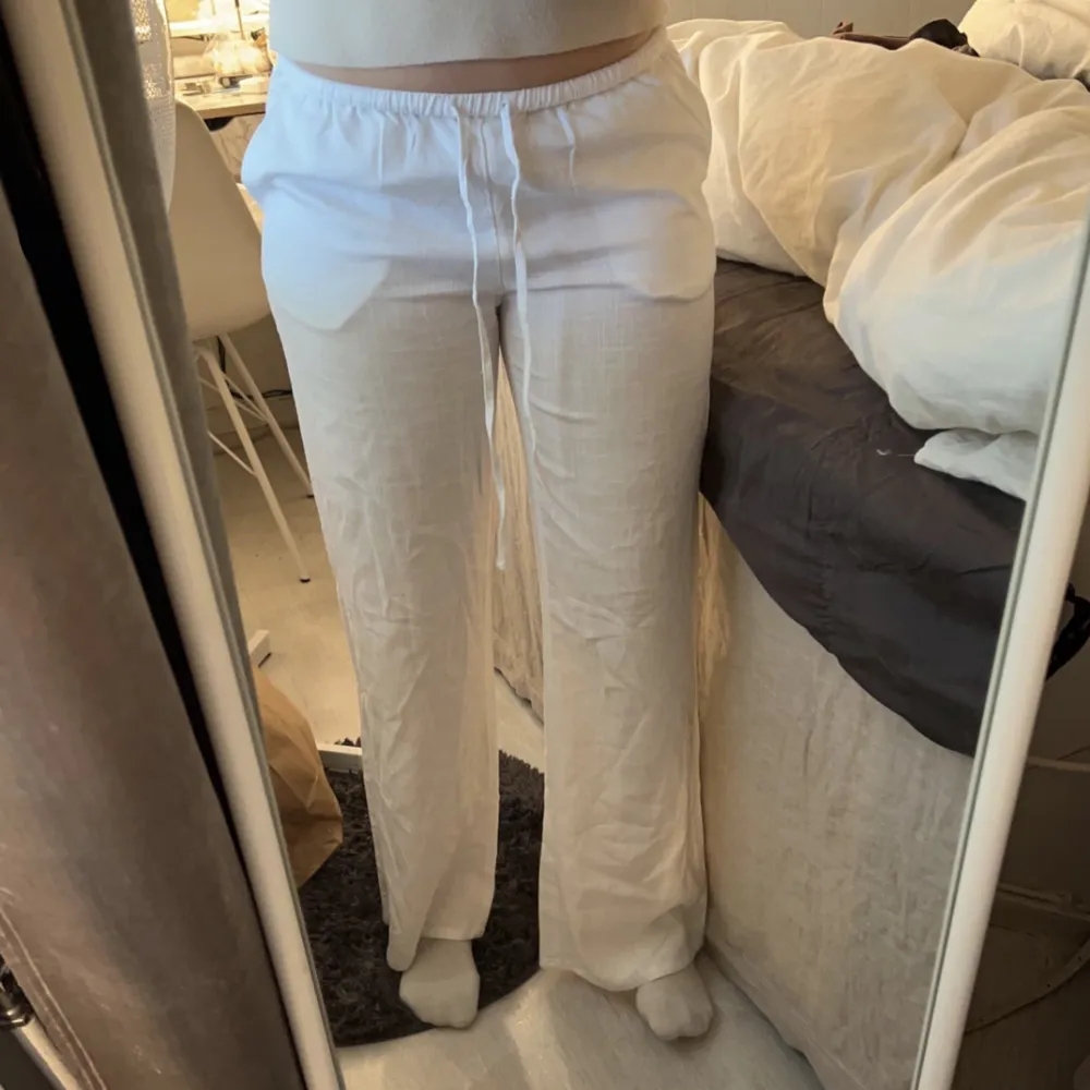 Säljer dom här low waist linne byxorna eftersom har aldrig tyckt att dom har suttit bra på mig, så jag skulle säga att jag har använt dom ca 2 gånger typ  Köparen står för frakt💕  Om ni vill ha mer info skriv och fråga. Buda så alla ser, inte bara privat!. Jeans & Byxor.