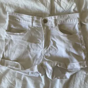 Vita jeans shorts 💗 aldeles för små därför säljs dem 💓🤩 så fina till en blus. Om intresse skicka till oss på snap mer info i bion
