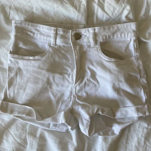 Vita jeans shorts - Vita jeans shorts 💗 aldeles för små därför säljs dem 💓🤩 så fina till en blus. Om intresse skicka till oss på snap mer info i bion