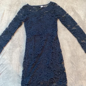 Klänning  - Oanvänd kläning, den har spets, passar till ute kväll 