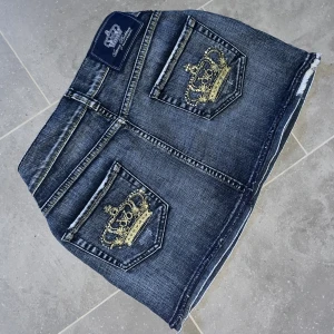 Victoria Beckham kjol  - Säljer snyggaste lågmidjade Victoria Beckham kjolen🤩passar bra på mig med storlek 38/40! Midja: ca 80 cm, höft: ca 96 cm, längd: ca 33 cm🤩 den är en minikjol men inte för kort på mig som är 164!