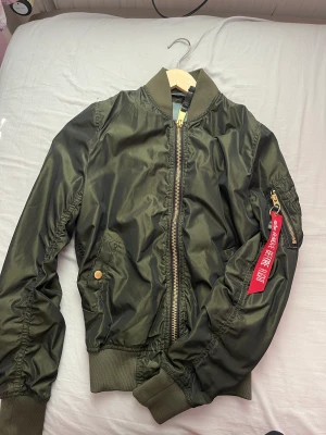 Alpha industries bomberjacka  - Ny pris 1800kr i ett mycket bra skick. Funkar både till vinter och höst.Blå finns ocksåSäljs pågrund av att det inte kommit till användning. 
