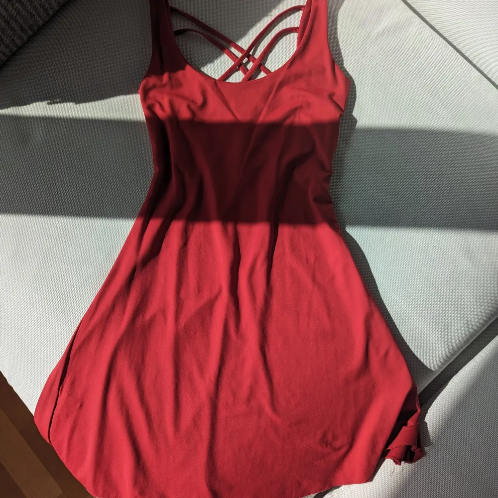 Jättesöt röd klänning köpt i Italien, aldrig använd. Storleken står inte längre men skulle gissa på ett S, tyget är dock stretching så den passar nog ett M också!. Klänningar.