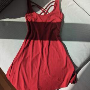 Jättesöt röd klänning köpt i Italien, aldrig använd. Storleken står inte längre men skulle gissa på ett S, tyget är dock stretching så den passar nog ett M också!