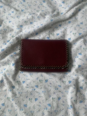 Väska med kedja  - Aldrig använd väska, liten men får plats med mycket. Fick i present och vet därför inte vad det är för märke 🫶🏼