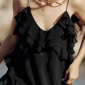 Svart Zara topp - Helt ny svart Zaratopp. Lapparna kvar. Slutsåld. 250kr+frakt. Storlek S. Möts inte upp