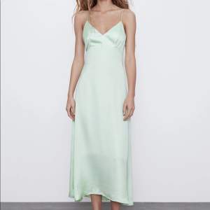 Mintgrön silkes klänning ifrån Zara i strl L men mindre i strl så passar S-M också 🫶🏽Nyskick 🫶🏽