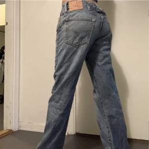 Såå otroligt snygga baggy Levis jeans!! Storlek w31 l32 sitter snyggt baggy på mig som brukar ha xs/s i jeans. Köp direkt för 300kr, skriv vid frågor eller intresse 🤩