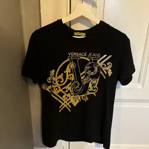 Fin äkta Versace t-shirt som är sparsamt använd. Säljer pga blivit för liten. 