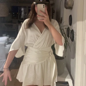 Satinklänning från zara - Klänning från zara