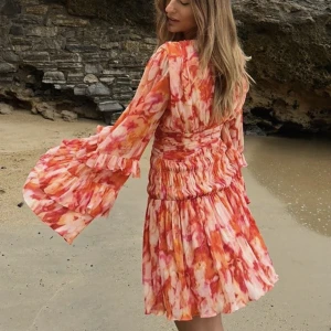 Sanna Jörnvik x NAKD kläning  - Säljer då den tyvärr inte är min still, sitter som en 38a