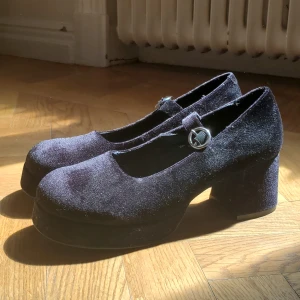 Platform Mary Janes - Jättefina platform Mary Janes från Delilah's (Dolls Kill). Helt nya, aldrig använda. Sammet 🌻 Nypris 600kr.