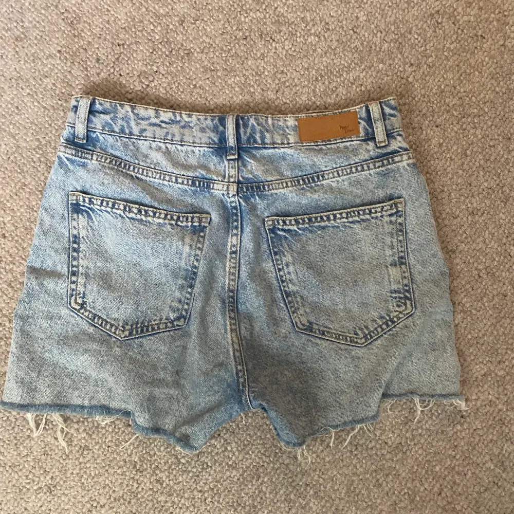 Fina jeansshorts som är slitna i botten (menat för denna modell)💞använda i ungefär ett år men inte riktigt något som passar mig längre💞fina utan defekter💞skriv för fler frågor!. Shorts.
