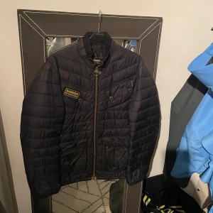 Barbour jacka  - Jacka i M, använt skick men funkar fortfarande kanon.  