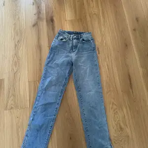 Säljer dessa oanvända Straight leg Jeans med trasig Dragkedja, dessa är 1/2 likadana jeans jag kommer lägga ut, råkade köpa två av samma storlek och dem passade inte. Köpta på Missy Empire. Säljer detta par billigare pga den trasiga dragkedjan.