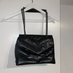 Väska - Axelväska med kedja i nyskick