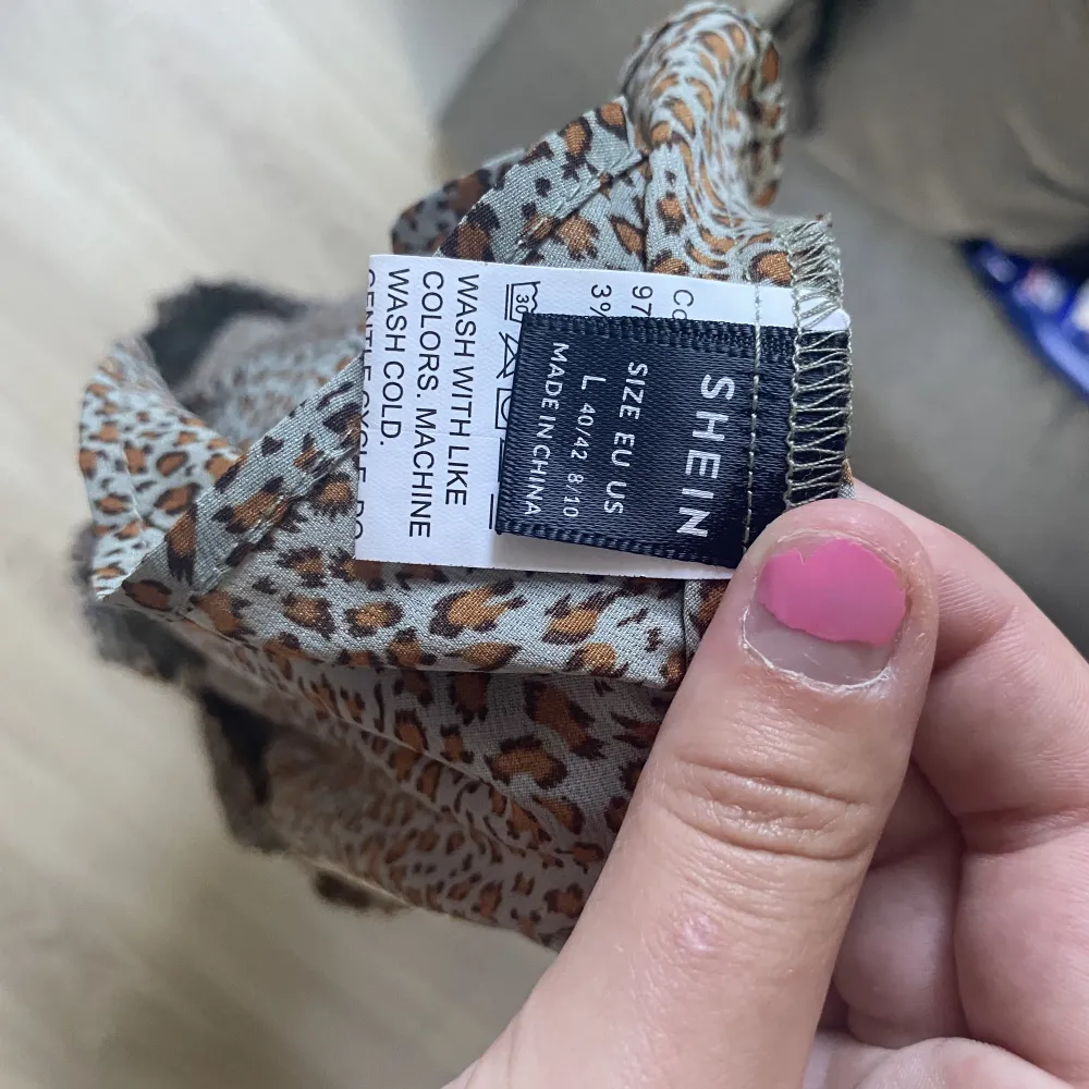 säljer denna leopard mönstrade volangkjolen från shein i storlek L! den köptes våren 2022 och har används typ 3 gånger sen dess. nypris: 149kr🩷. Kjolar.