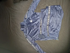 New black tracksuit - Över & underdel säljes inte seperat och priset är för båda två måttligt andvänd bra skick bekväm tracksuit