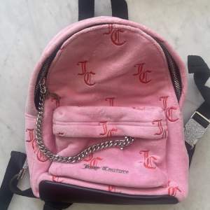 Oanvänd ryggsäck från Juicy Couture 🥰 Nypris - 1000:- 