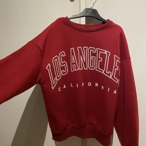 Sweatshirt - Hej! Säljer denna röda sweatshirten från Shein! Extremt mjuk o luftig🌸 ny skick.