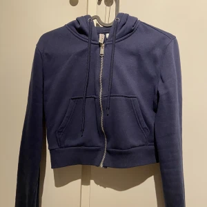 Croppad hoodie - Hej! Säljer min croppade blåa hoodie från hm❤️ ny skick o väldigt mjuk.