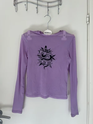 T-shirt - Unik t-shirt från bershka  Storlek 36/S