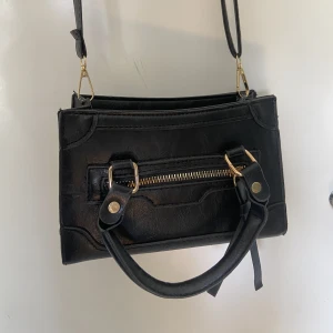 Svart väska - Jättefin väska som jag köpte här på plick men blev aldrig använd:(