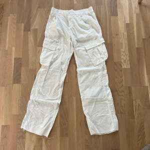 Vita cargopants  - Dessa är från hm i storlek 38 Aldrig använda och sälja då de ibte är min stil. Jag fraktar endast och köparen står för frakten❣️