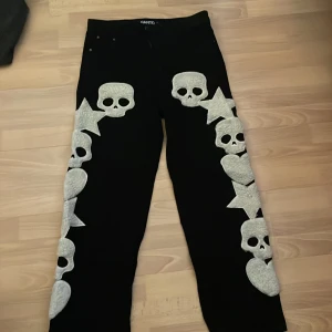Coola byxor - Använda en gång då de inte passade mig lite små i storleken Cond 10/10 köpta för 750.
