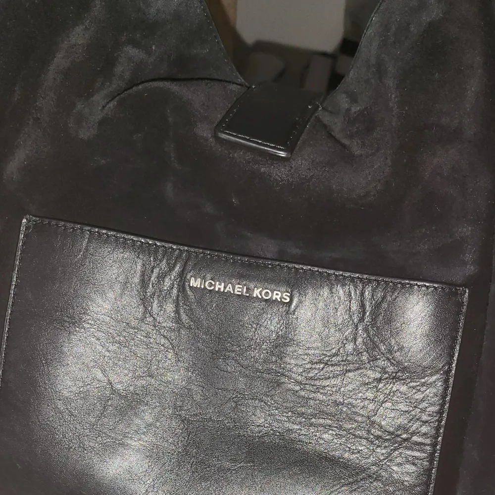 Michael kors väska i vintage skick. Du kan lägga mycket grejer i. Samt är den äkta. Pris kan diskuteras!. Väskor.