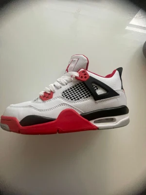 jordan 4 fire red - säljer mina jordan 4 fire red för ett bra pris. De är i helt oanvända och i perfekt skick. 