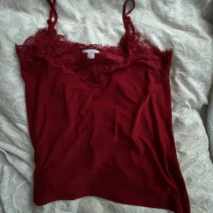 Spetslinne - Rött spetslinne från newyorker. Använt fåtal gånger.