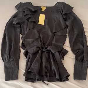 Blus - Snygg blus med volanger och knytning i midjan, nyskick och oanvänd🌸