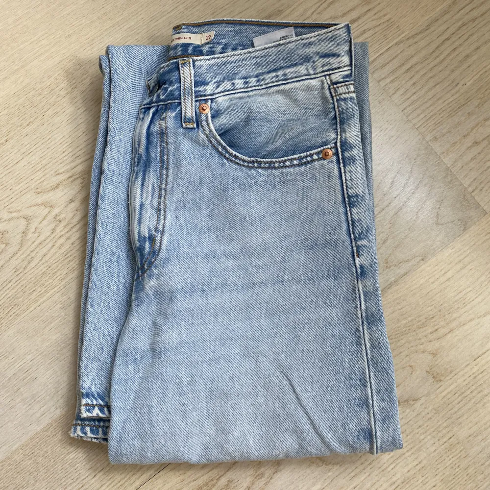 Säljer superfina levis jeans i strl 27💖Nypris 600kr men tänker sälja för ~250kr. Jeans & Byxor.