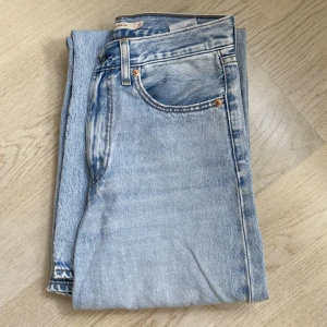 Levis ribcage jeans  - Säljer superfina levis jeans i strl 27💖Nypris 600kr men tänker sälja för ~250kr