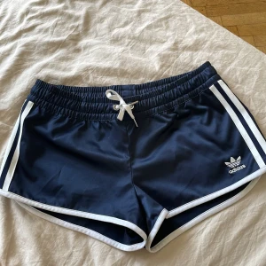 Retro Adidas shorts  - Fina Adidas shorts! Helt oanvända. 