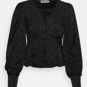 Svart blus  - Super fin svart blus från zalando, prislappen kvar. Skönt material  Slutsåld på nätet, nypris 400kr