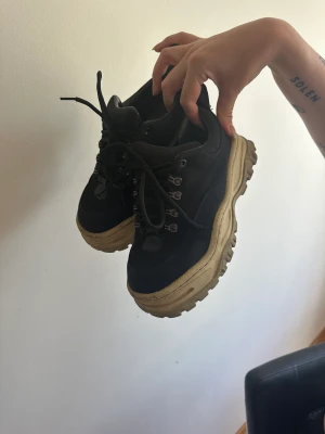 Eytys Angel Canva - Storlek 39. Säljer pga att jag inte använder de längre lite smutsiga och slitna men går att rengöra. Slitna på insidan på vänstra skon, se bild.