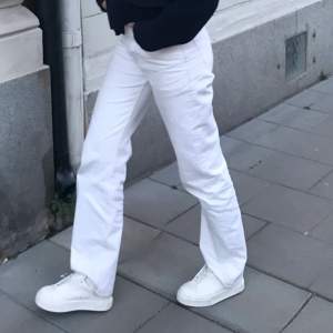 Benvita långa jeans från Pepe jeans x Dua Lipa! Så snygg vit färg de sitter som en smäck och är jätte långa. Köpta för några år sedan och är i mycket gott skick 150 kr + frakt 