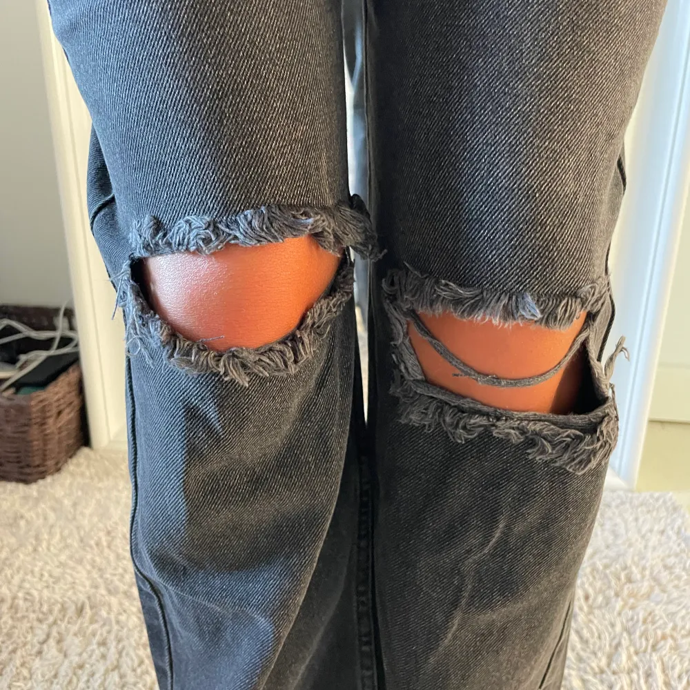 Superfina grå/svarta jeans från junkyard med slitningar/hål på knäna. Passar precis perfekt på mig i längden som är 175 cm lång. Använda Max 2 gånger så dom är i nyskick . Jeans & Byxor.