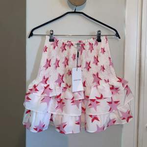 Populär loavies kjol med volanger och stjärnor. Helt ny med prislapp kvar. 400 kr nypris jag säljer för 250💖 storlek XS