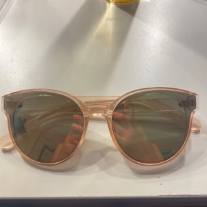 Bikbok solglasögon - Säljer dessa jättefina solglasögon i en lite peachig rosa färg då dom inte kommer till användning hos mig. Jag står ej för kostanden på frakten. 